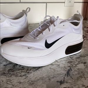 Women’s Nike Air Max Dia size 11